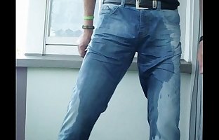 Jeans Piss auf dem Balkon...